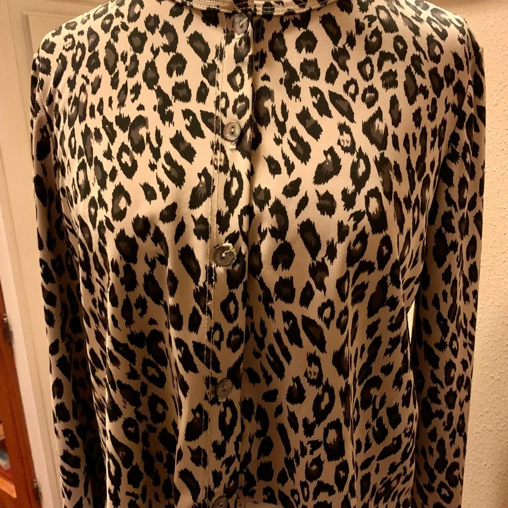 LN SUPER CUTE CROPPED BUTTON DOWN BLOUSE. LEOPARD PRINT. HITS AT WAIST. - Picture 7 of 7